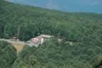 Viasta dell'Albergo Le Macinaie dalle piste da sci (46kb)